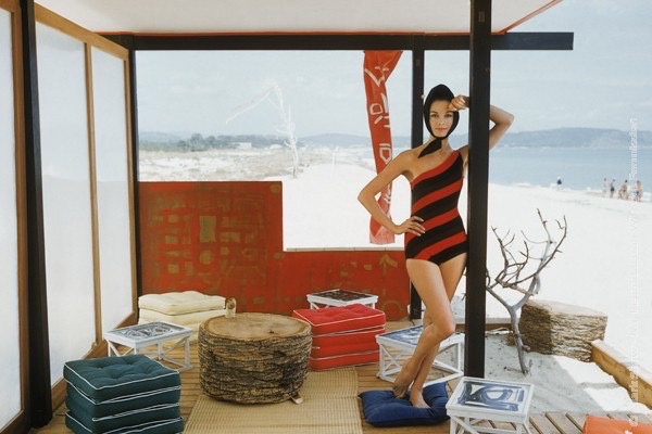 La Dolce Vita Iconic Design - Mark Shaw Photography - One Shouldered Maillot in St. Tropez Beach Cabana 1961 - saint-tropez cabanas - private beach clubs st tropez - epi club saint-tropez - iconic summer locations - if walls could talk