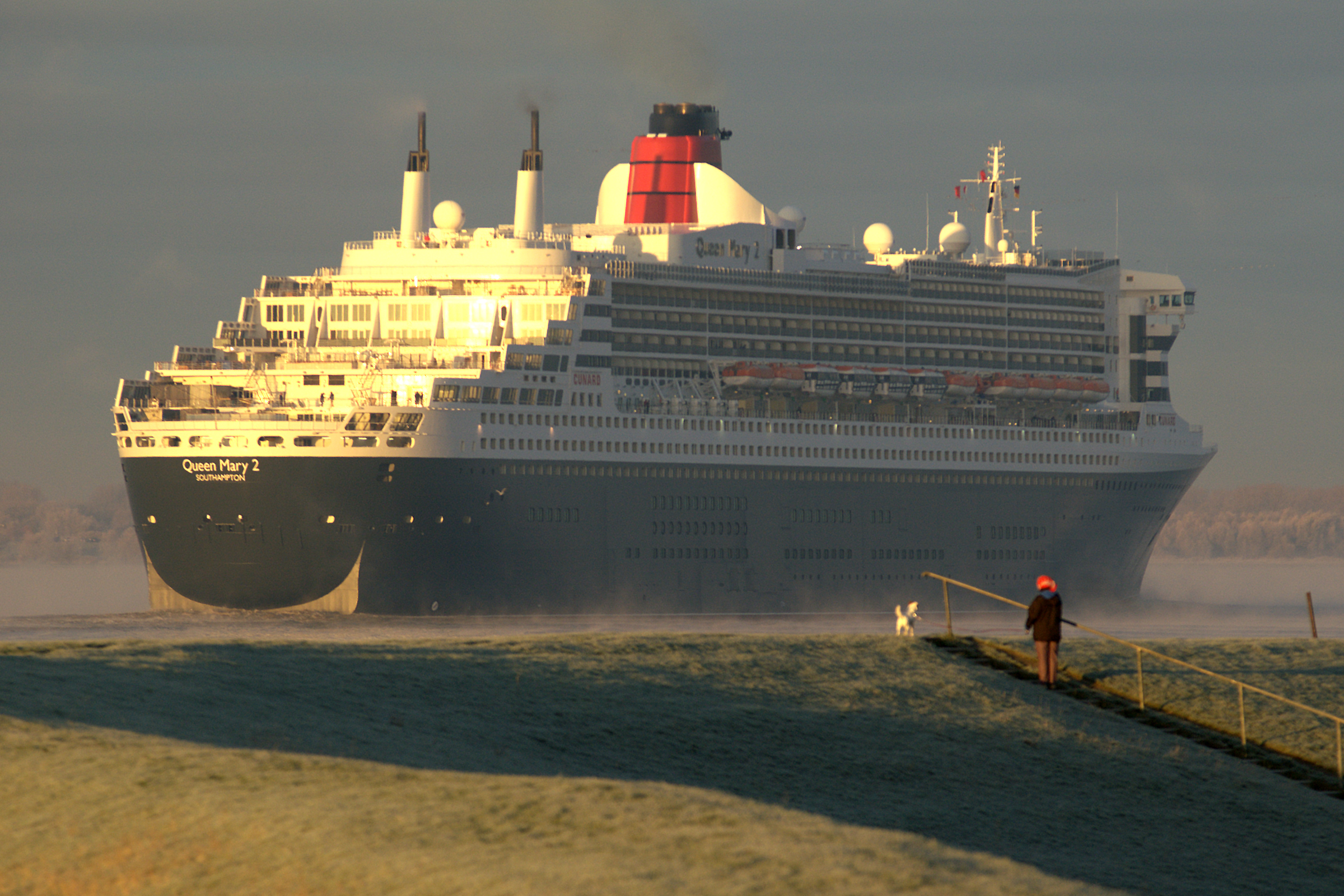 Queen Mary 2 - Photo by Torsten Bolten via Wikimedia Commons - crystal cruises - edie rodriguez