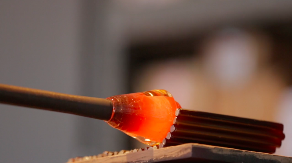 Creating the Cane (canna) effect in glass blowing