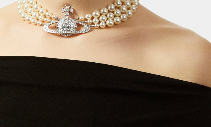 Vivienne Westwood 2021 fashion trends pearl diamond necklace