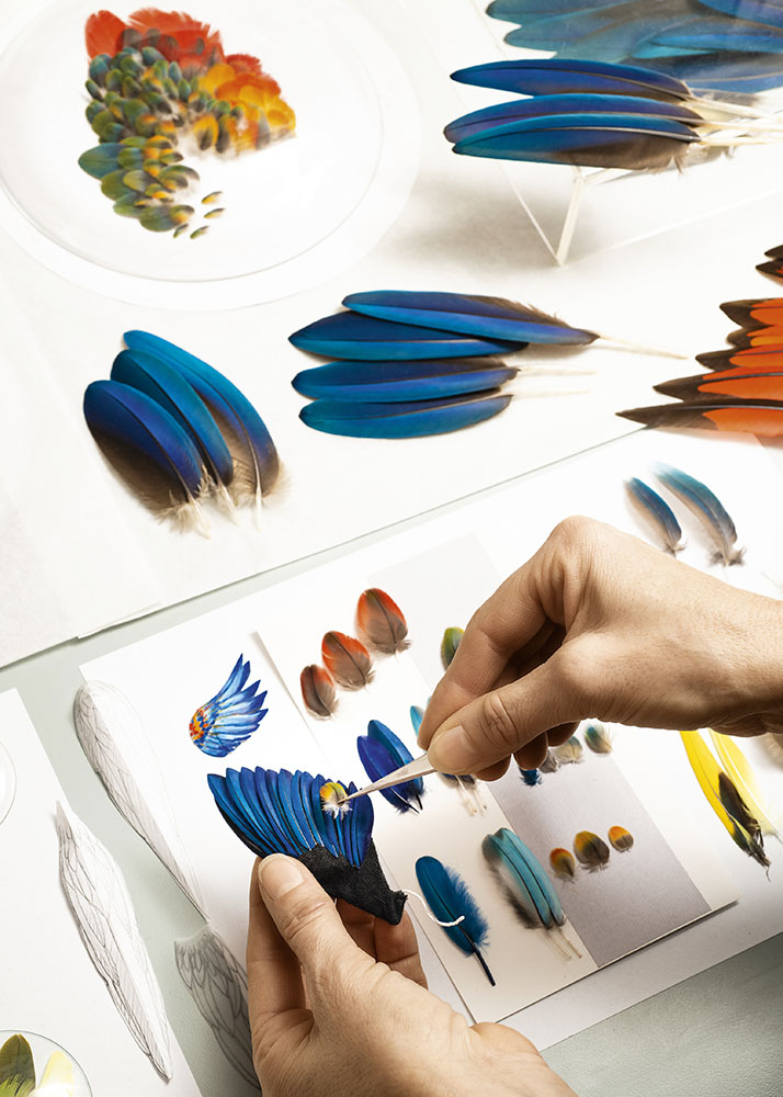 nelly saunier Plumasserie artist at work