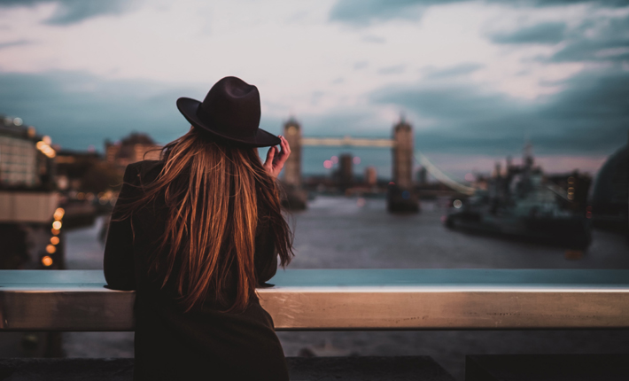 london vacation women looking at the city photo by luigi manga