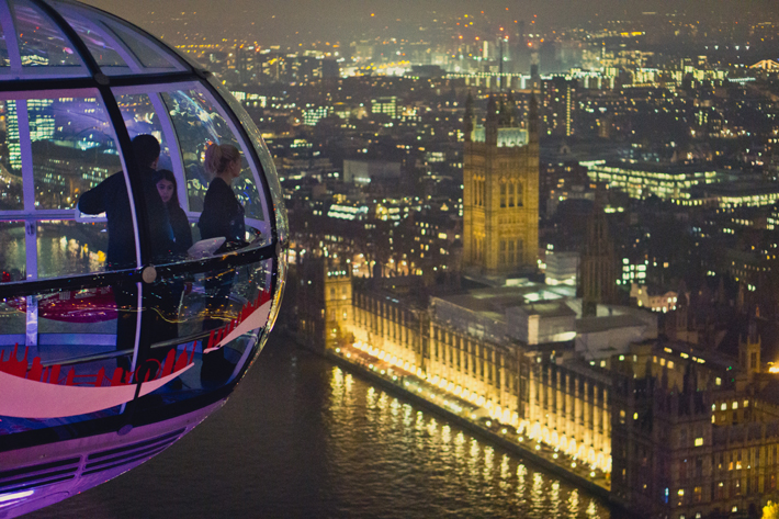people in The London Eye (Photo by Pablo Martinez)