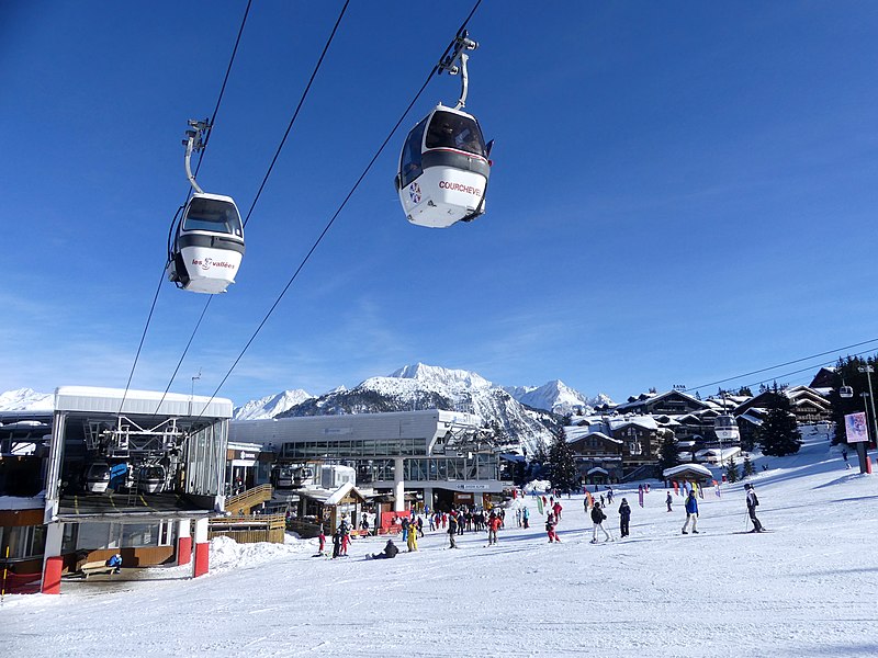 Courchevel 1850 snow front and Chenus gondola lift, in Savoie, France (Photo by Florian Pépellin)