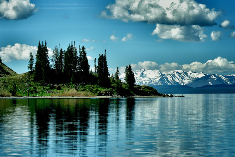 best national park hotels Yellowstone Lake (Photo by Aspenbreeze)