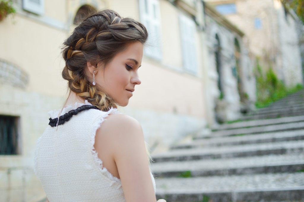 Tamara Bellis - Unsplash - Iconic Hairstyles For A Goddess Look