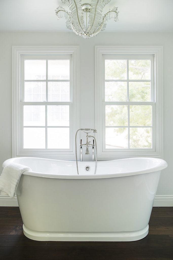 white bathroom tub (Photos by Manalo Langis)