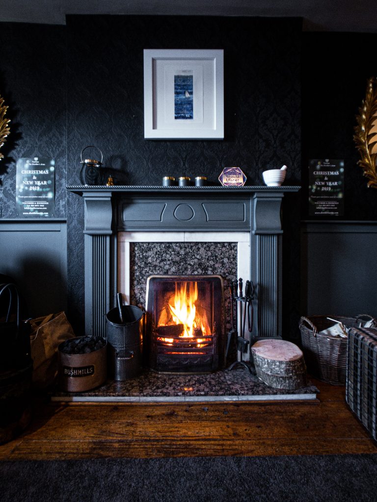 dark décor