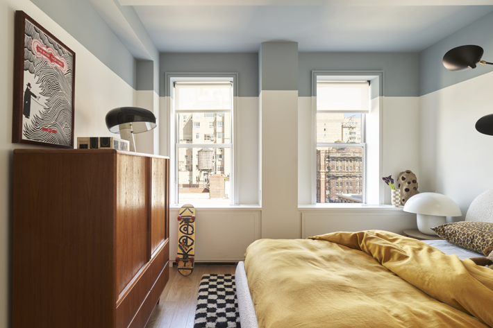 vintage 1970s bedroom design with painted ceiling