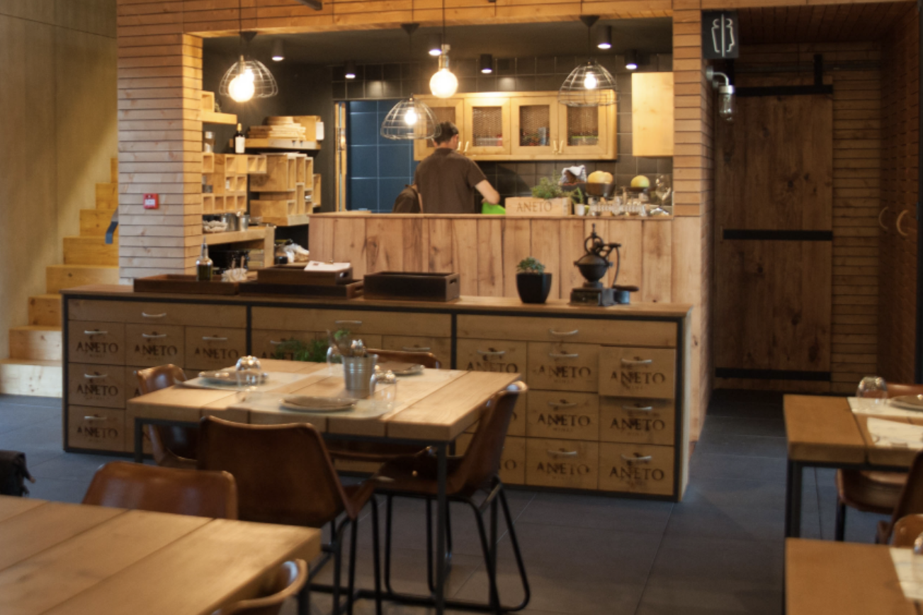 Aneto & Table