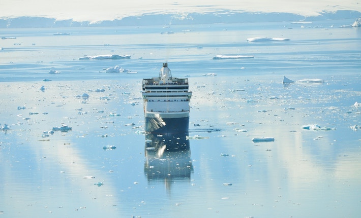 Boat in ice by Henrique Setim via Unsplash
