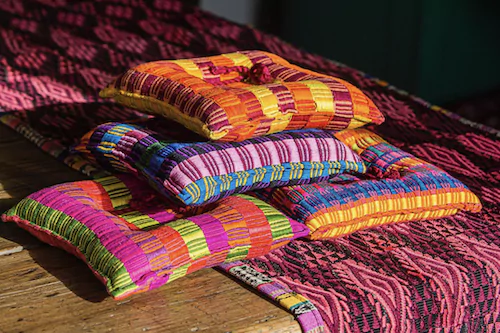 Manumaya market comporta handmade goods