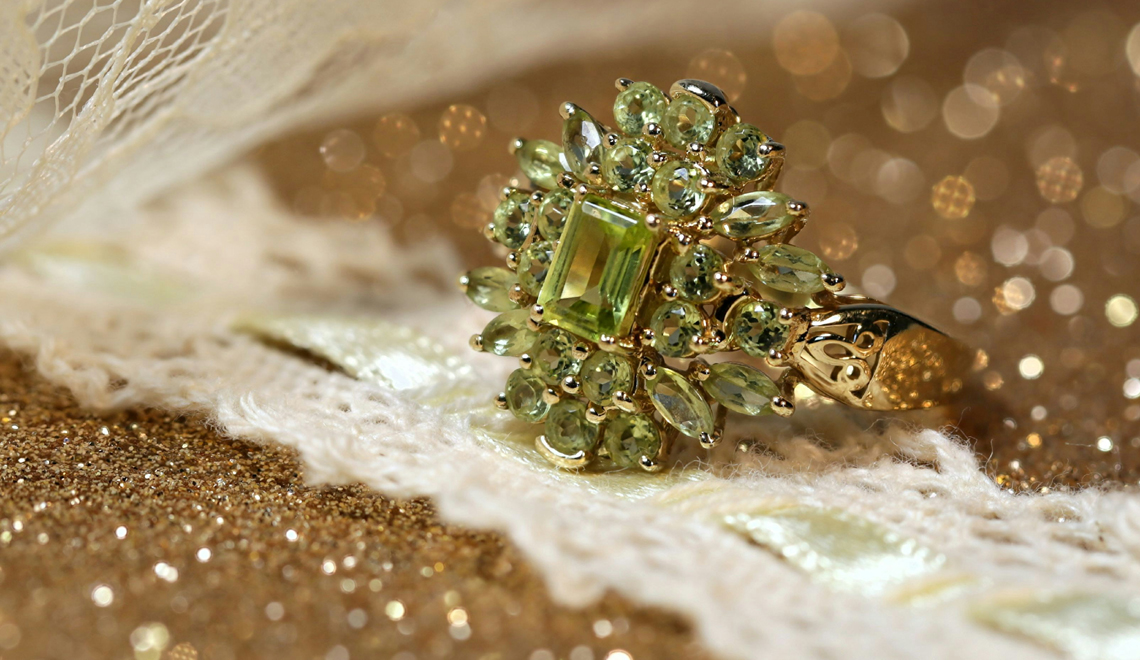 how to style peridot ring, photo gary yost unsplash