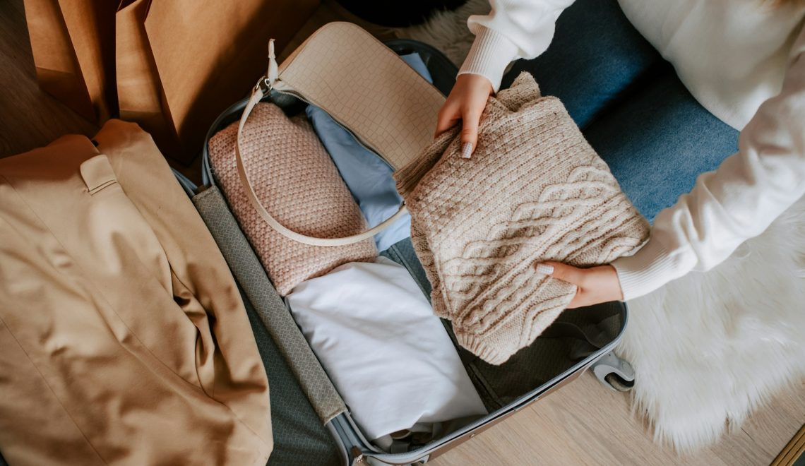 donna che fa le valigie