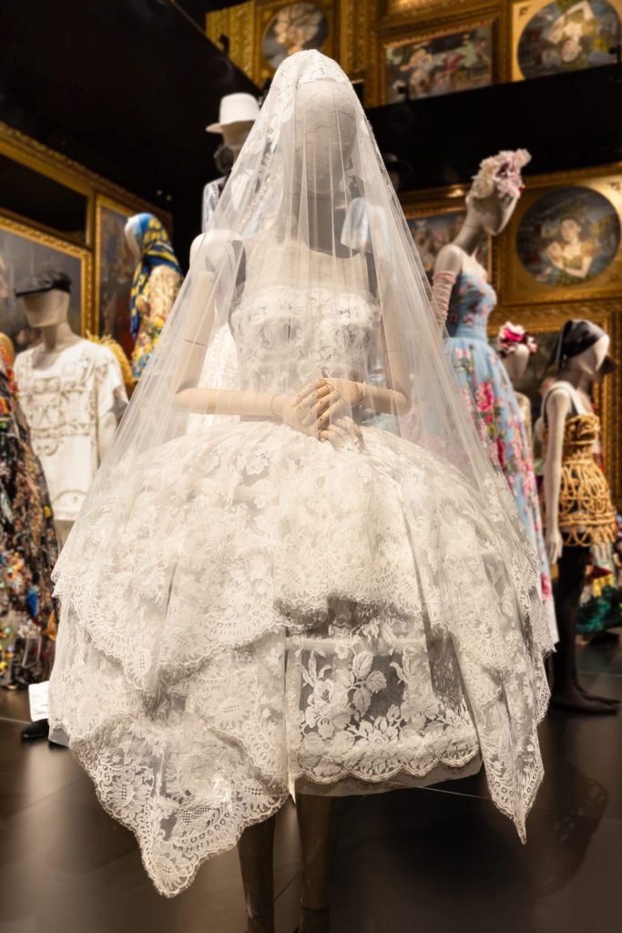 DU COEUR A LA MAIN EXHIBITION FATTO A MANO_PH. MARK BLOWER