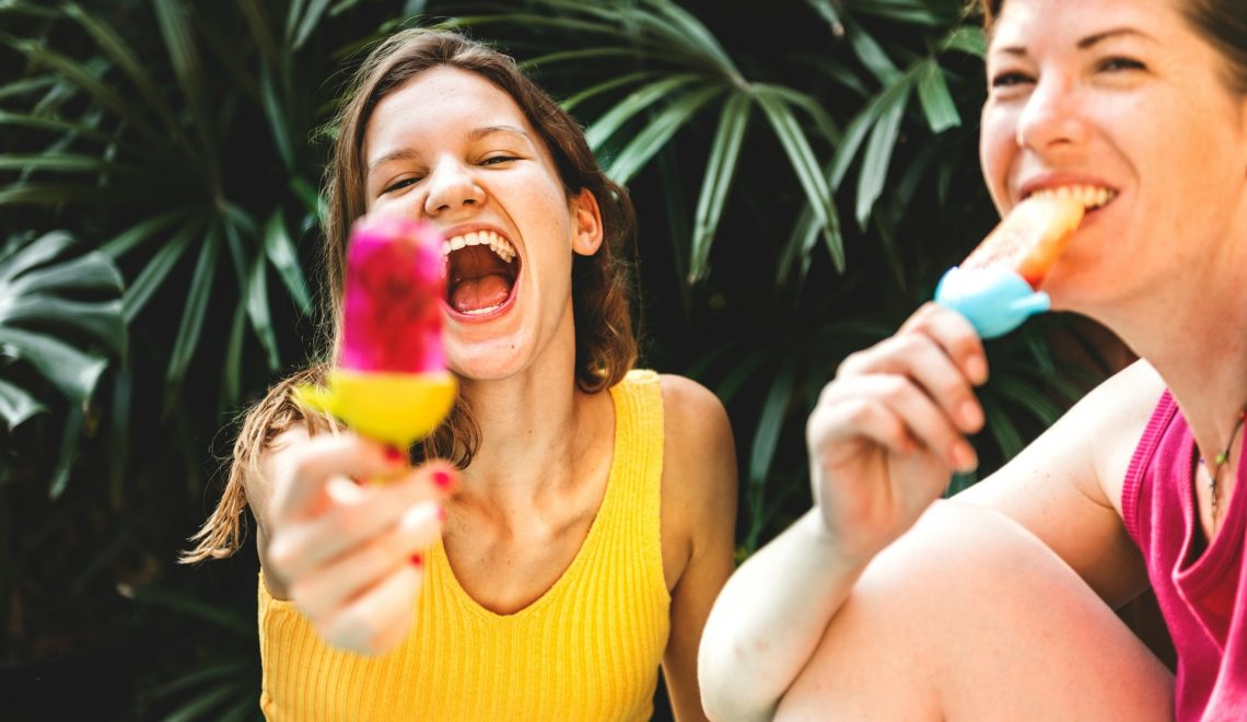 Due donne che mangiano il gelato