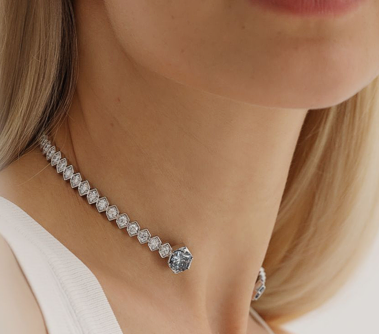 Donna che indossa collana in oro bianco con diamanti