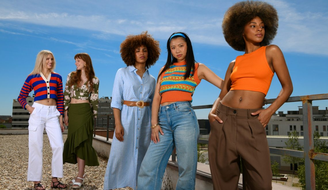 Un gruppo di donne in piedi una accanto all'altra