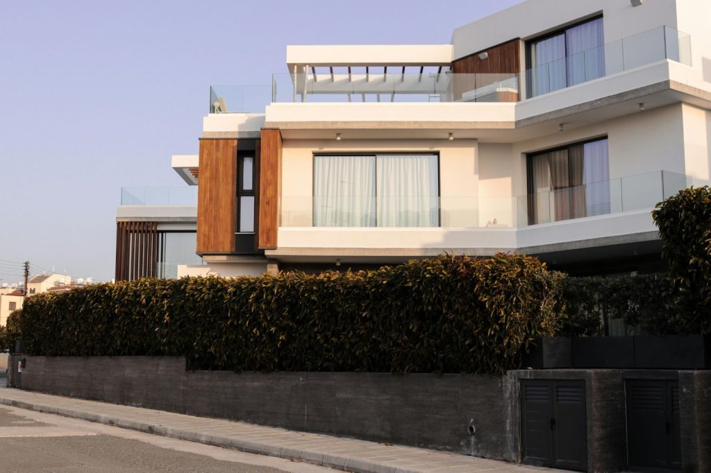 Timeless vs. Trendsetting: The Architectural Styles Defining Modern Luxury Homes