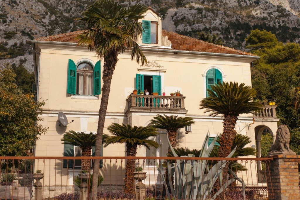Timeless vs. Trendsetting: The Architectural Styles Defining Modern Luxury Homes