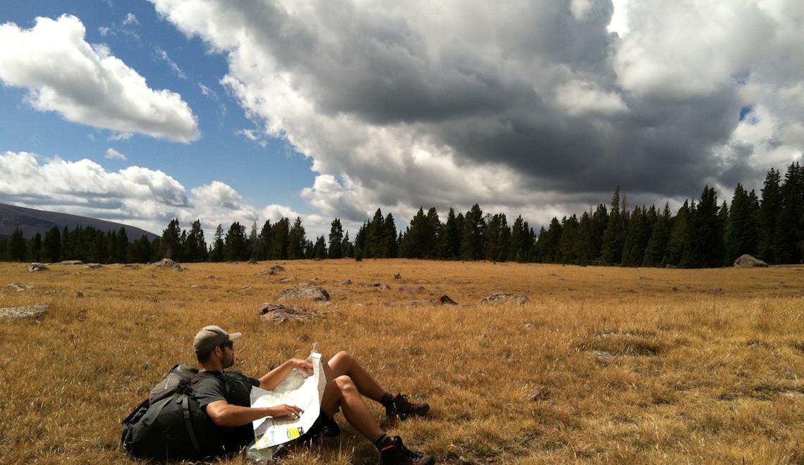 uomo sdraiato sull'erba