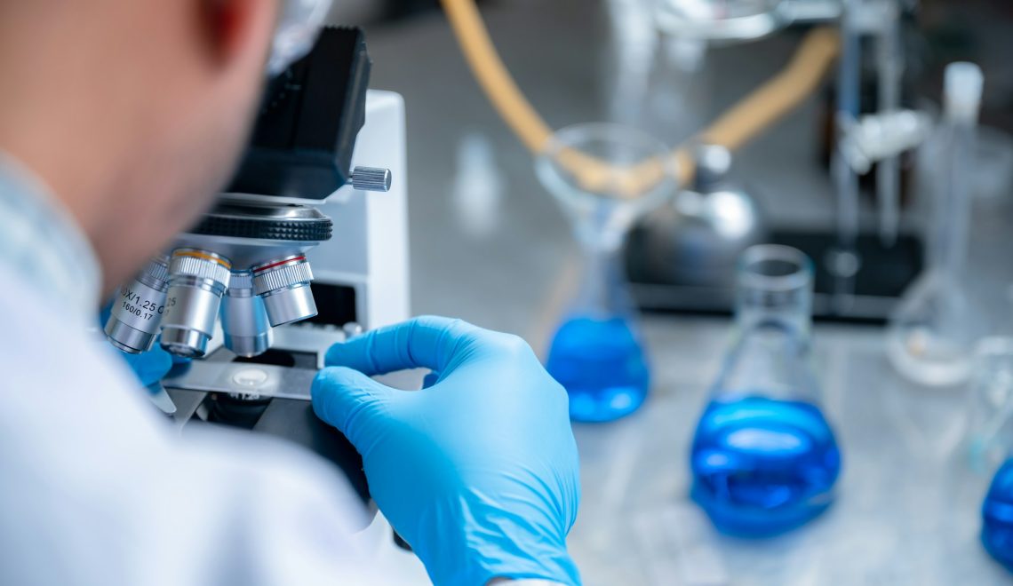 Scienziato che utilizza un microscopio in un laboratorio