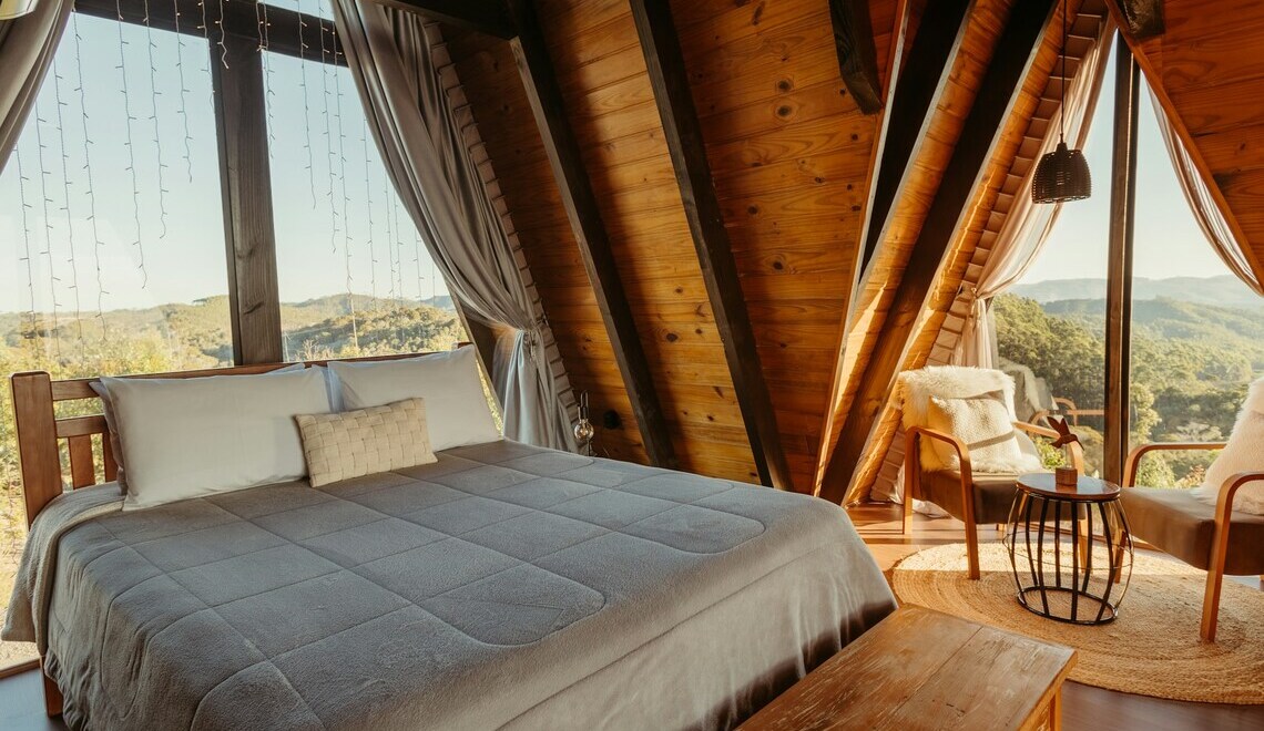 camera da letto con grandi finestre