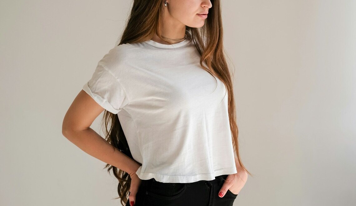 donna che indossa una maglietta semplice