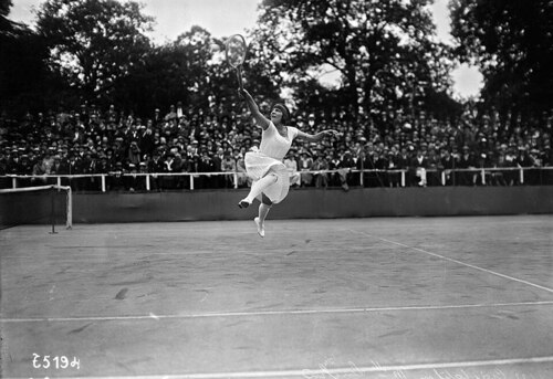 French tennis player Suzanne Lenglen playing against Mme Golding at the 1922 French Championships at the Croix-Catalan in Paris, 10 June 1922 | Source: Bibliothèque nationale de France, Photo by Agence Rol via Wikimedia Commons